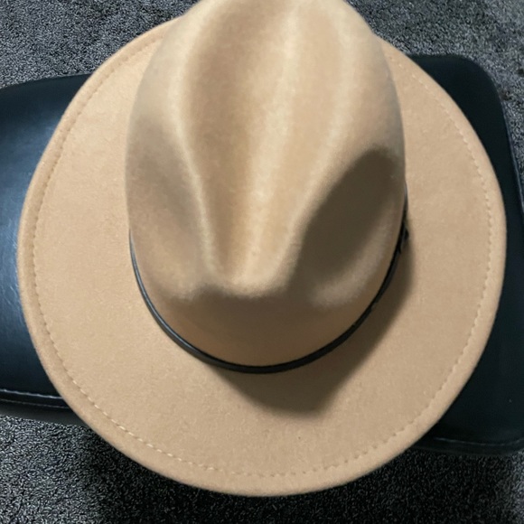 Milani two toned tan and red hat. - Picture 4 of 5